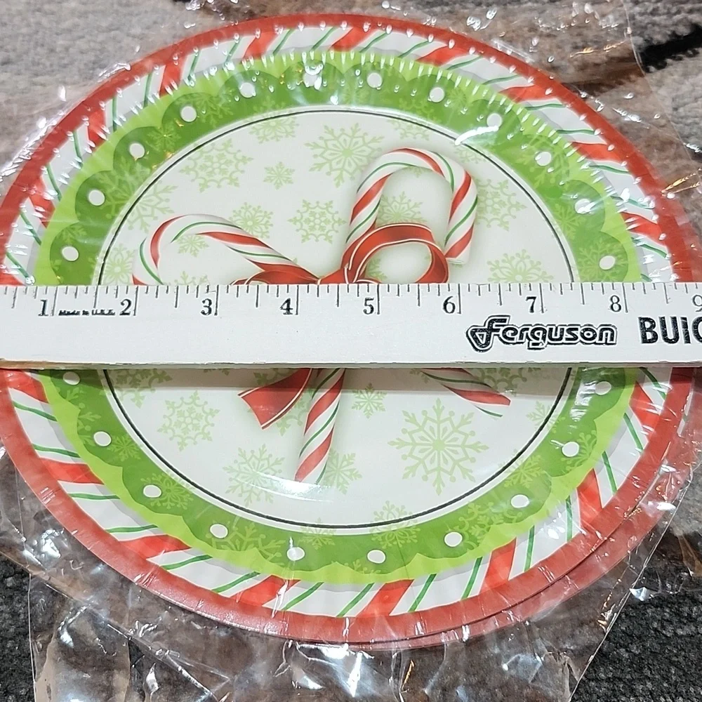 CHRISTMAS THEMED DISPOSABLE TABLEWEAR & PLAID POT HOLDERS BUNDLE PRICE FIRM
